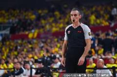 楊毅：為何請(qǐng)洋裁判？錯(cuò)判不被稱作黑哨，最多只能批評(píng)其水平低