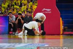 媒體人：山西啦啦隊(duì)負(fù)責(zé)人稱曾凡博摔倒是裝的，未見(jiàn)劉傳興道歉