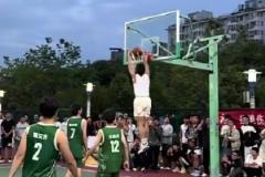 野球場上暴扣滑翔！矣進宏曬視頻：氛圍太棒，珍惜當(dāng)下