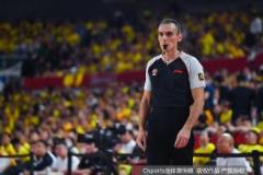 京晉裁判引爭(zhēng)議 丁佳寧直言：好裁判吹歐冠，塞給我們的水平太差