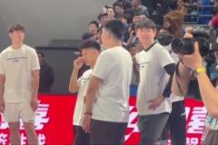 為兄弟而戰(zhàn)！北京全隊(duì)賽前穿“We are Fanbo”訓(xùn)練服熱身訓(xùn)練