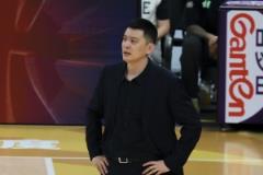 楊鳴呼吁CBA允許挑戰(zhàn)犯規(guī)，尤其在比賽最后兩分鐘