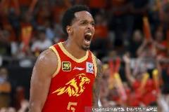 半場(chǎng)神勇！小巴里-布朗6中5&三分4中3狂砍19分3板5助！