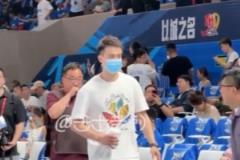 趙繼偉現(xiàn)場(chǎng)觀戰(zhàn)遼籃總決賽G6，4屆冠軍&兩屆FMVP加持