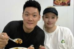 張寧妻子：結(jié)婚兩年紀(jì)念日，行囊羞澀亦無悔，難得夫妻是少年