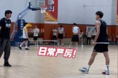 邱彪訓(xùn)練時壓迫感十足，結(jié)束卻幽默打趣