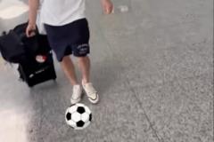 周琦隨隊(duì)赴貴港曬踢球視頻，給孫銘徽來個(gè)足球互動(dòng)