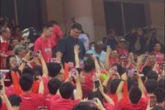 姚明、莫布里與朱俊龍現(xiàn)場(chǎng)觀看上交VS太理8強(qiáng)戰(zhàn)