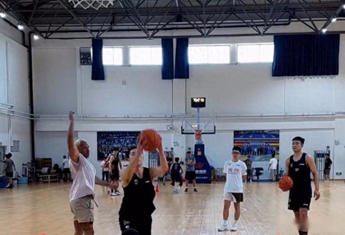 探營(yíng)廣東二沙集訓(xùn)基地，胡明軒徐杰杜潤(rùn)旺亮相談?dòng)?xùn)練重點(diǎn)