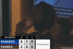 休賽期萊昂納德攜子觀賽 美職棒比賽現(xiàn)場(chǎng)盡顯家庭溫馨