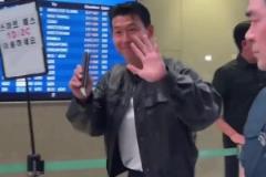 孫興慜被拍到現(xiàn)身機(jī)場(chǎng)，這是要起飛去洛杉磯找洛里了嘛