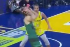 進(jìn)攻中鋒拿球砸自己臉，裁判吹了防守犯規(guī)，防守球員都懵逼了