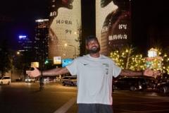 耐克官方發(fā)布詹姆斯在成都雙子塔燈光秀前合影！