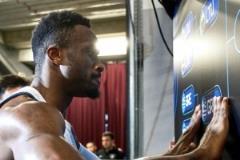 我弟無敵了！字母哥哥賽后激情拍打晉級欄希臘隊(duì)貼紙