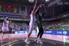 高塔對決！2米16周琦正面無情大帽2米28法爾