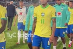 這簡直是??一場毆打！拉菲尼亞和維尼修斯賽后面色鐵青！