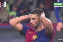 非常可惜！費(fèi)蘭任意球直接攻門擊中橫梁彈出！門將都已經(jīng)繳械了！