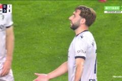 奧爾莫點(diǎn)球被撲！對(duì)手提前進(jìn)禁區(qū)解圍重罰 奧爾莫再次主罰命中！