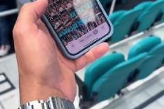 這老哥是真激動！和梅西合影后球迷手拿手機一直顫抖