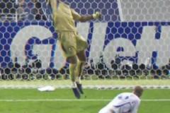 世界第一中場(chǎng)vs世界第一門將！布馮撲出齊達(dá)內(nèi)近距離神級(jí)頭球！