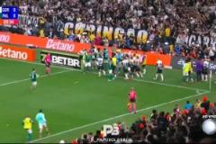 德佩雙腳踩球嘲諷對手！對手不滿將德佩干倒雙方爆發(fā)全武行！