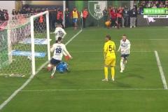 門將出擊失誤送禮！希曼斯基輕松頭球破門笑納大禮！