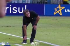 球隊被進球！場邊庫卡憤怒踢球把自己搞傷！