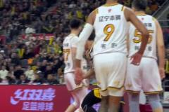 采訪球迷誰(shuí)是最?lèi)?ài)假摔的球員：恩比德、喬治被最多提及