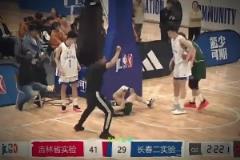 太恐怖了！小伙落地踩到籃球架90°崴腳變形 喬治親自發(fā)視頻鼓勵(lì)