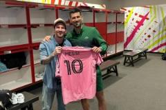 致敬德約！梅西進球后做出打網(wǎng)球的動作！