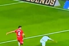 有絲絲熟悉！安東尼秀踩單車(chē)后趟球向前，結(jié)果自己踉蹌倒地