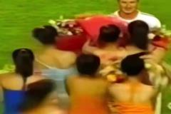 03年皇馬中國行，啦啦隊小姐姐看到小貝陷入瘋狂，大羅：…