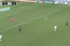 日本門將有說法！日本國門谷晃生大腳長傳踢疵，打進(jìn)離譜烏龍