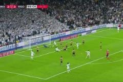 皇馬總比分2-3落后！奧亞薩瓦爾抽射打在阿拉巴身上破門