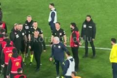 忍無可忍！現(xiàn)場視頻拍攝穆帥抓住對手教練鼻子全程！