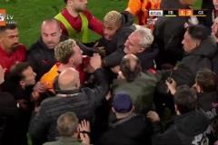 死敵！費(fèi)內(nèi)巴切vs加拉塔薩雷上演全武行！主裁判3張紅牌熄火！