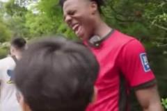 香港小朋友見(jiàn)到甲亢哥怒噴梅西：C羅是Goat！梅西是Shit