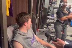 好家伙！詹姆斯賽后再次親吻了隊(duì)友的媽媽