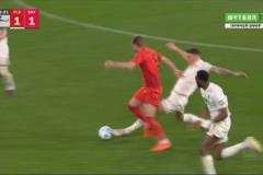 拜仁多打一人！澤西格爾放倒凱恩，兩黃變一紅被罰下場！