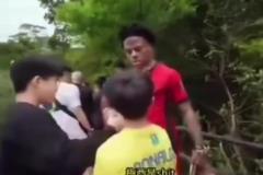 越說(shuō)越過(guò)分，小球迷稱梅西是侏儒，甲亢哥及時(shí)打停