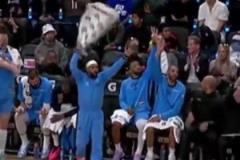 把毛巾揮出新境界！米爾斯：出門在外，戲份都是自己給的