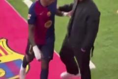 球迷拍攝拉菲尼亞賽后向裁判發(fā)火，弗里克和特爾施特根勸解