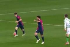 裁判為何會(huì)出現(xiàn)在這個(gè)位置直接被巴薩和貝蒂斯雙人包夾了