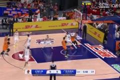 太離譜了莫蘭德開(kāi)場(chǎng)6分鐘吃到4犯，對(duì)裁判做出數(shù)錢(qián)的手勢(shì)！