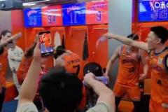 這氛圍！仿佛奪冠了一般！上海球員們?cè)诟率爷偪駠娝畱c祝！