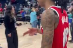 笑死！莫蘭特賽后與華子握手，竟然也是比出“手槍”的手勢(shì)