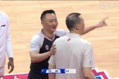 致敬NBA？王哲林快攻打進(jìn) 但裁判表示上海已叫暫停進(jìn)球無(wú)效