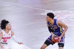 文班震驚世界的一球！后撤步三分不中，然后自己殺進內(nèi)線補扣！