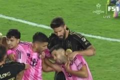 哈哈！蘇牙在拉架時(shí)忍不住咬阿爾巴