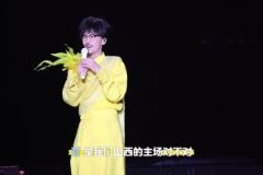 山西鬧他！周傳雄太原演唱會現(xiàn)場帶領(lǐng)歌迷為山西男籃加油助威